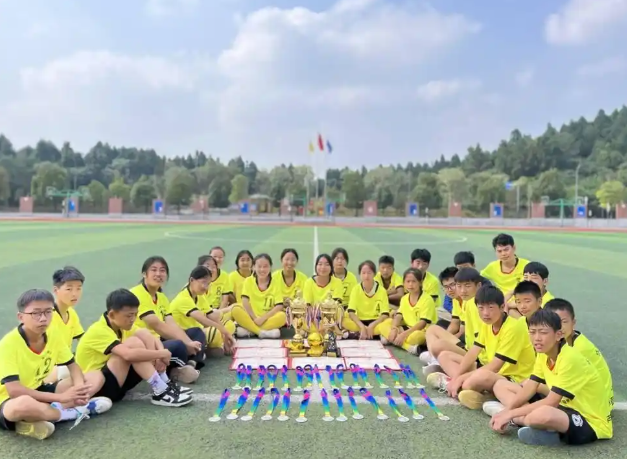 学生双向赋能让书香滋润家庭让人文底蕴与赤色崇奉滋补少年生长