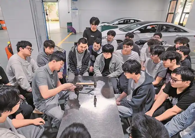 沿系统施行订单班定向班特色学徒制等多元化人才培育形式