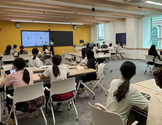师生与智能技能协同创生构成师—机—生三元协同的讲堂新形状