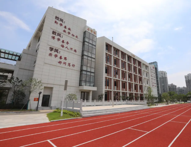 路灯信号灯与地下管网同步配齐为校区师生出行系牢安全带