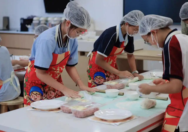 学校让“劳作最荣耀”的种子在每一个孩子心中生根发芽